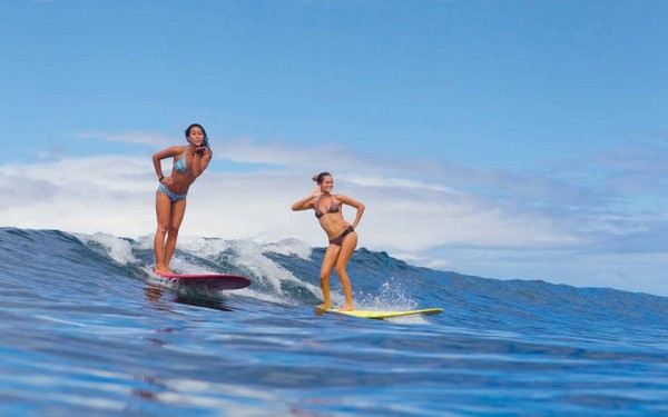 surf pose girls