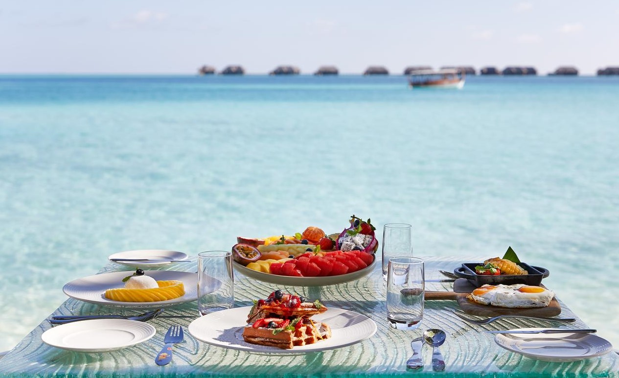 conrad maldives lunch in sea