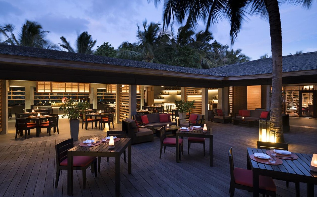 dinner at anantara veli